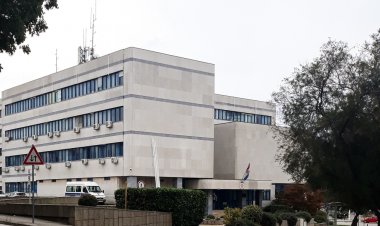 Požar oko zgrade policijske uprave u Puli: Nepoznati počinitelj prolio zapaljivu tekućinu pa zapalio