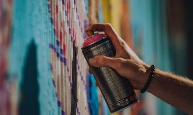 Žena osumnjičena za oštećenje fasada: Sprejom šarala po fasadama i prometnim znakovima