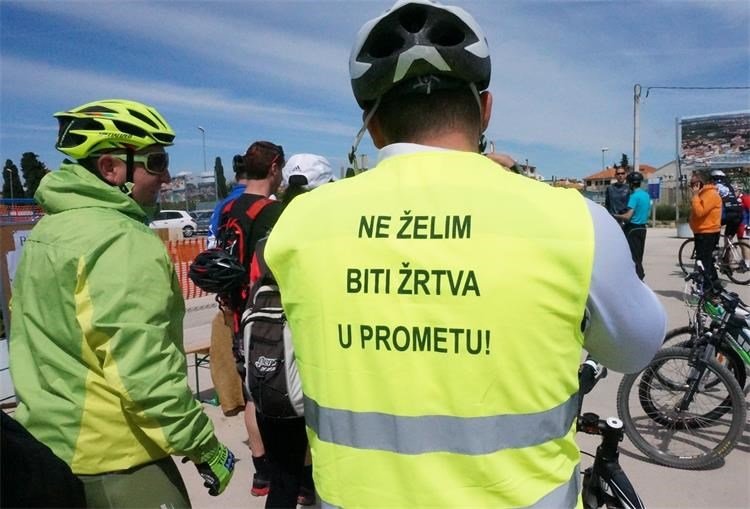 Teško ozlijeđeni motociklist i biciklist
