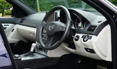 Iz otključanog automobila otuđio novčanik, ruksak...