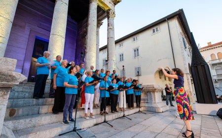 VEČERAS Promenadni koncert pulskog i češkog mješovitog zbora na Forumu