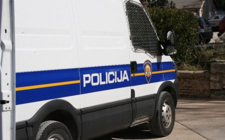 Policija zbog sumnje u nezakonite legalizacije građevinskih objekata privela više osoba