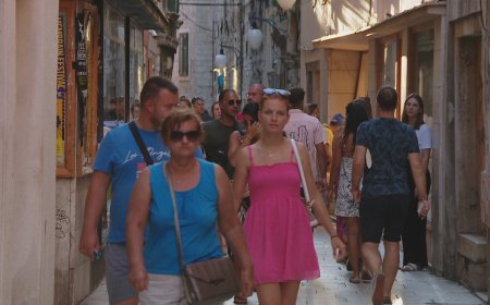 Turisti dobro pregledavaju cjenike prije nego uđu u restoran