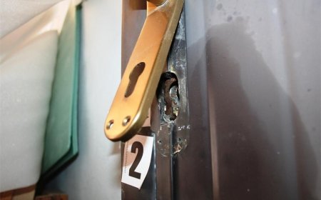 Slomili bravu i provalili u stan