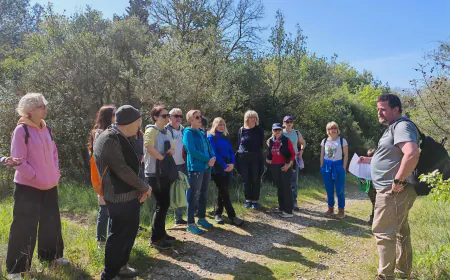 Tete i barbe pričalice – volonteri koji čitanjem priča djeci pulske pedijatrije olakšavaju bolničke dane na edukativnom izletu u Šijanskoj šumi